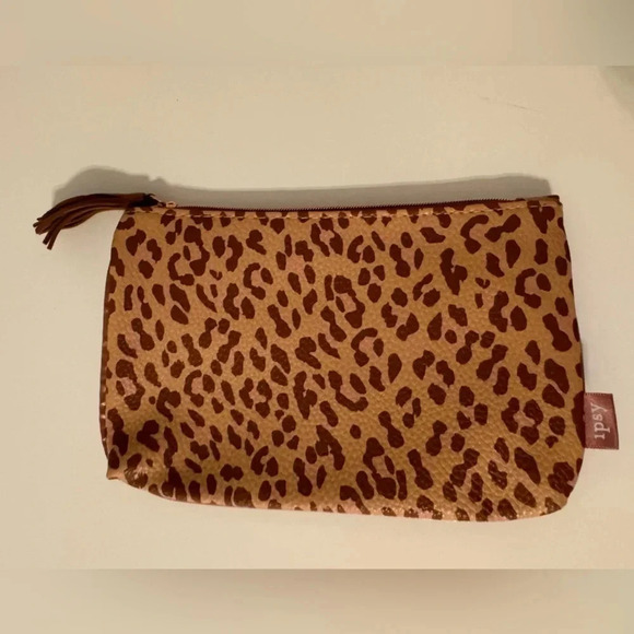 New Ipsy Cheetah Cosmetic Pouch - Picture 1 of 3